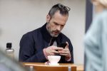 Amsterdam 12 juli 2017
Rolf Snieren op terras met zijn mobiel.