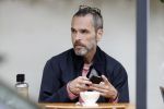 Amsterdam 12 juli 2017
Rolf Snieren op terras met zijn mobiel.