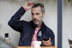 Amsterdam 12 juli 2017
Rolf Snieren op terras met zijn mobiel.