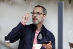 Amsterdam 12 juli 2017
Rolf Snieren op terras met zijn mobiel.