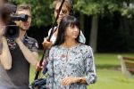Warmond 7 juli 2017
Koninklijk fotouurtje in Warmond . Koning Willem Alexander Koningin Maxima prionses Amalia Ariane en Alexia komen aanvaren met een sloep. Sandra Schuurhof met cameraman