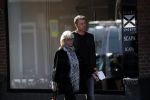 Amsterdam 15 september 2017 
Sheila de Vries met zoon op straat in amsterdam zuid