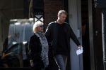 Amsterdam 15 september 2017 
Sheila de Vries met zoon op straat in amsterdam zuid