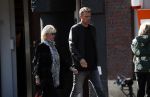 Amsterdam 15 september 2017 
Sheila de Vries met zoon op straat in amsterdam zuid