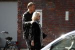 Amsterdam 15 september 2017 
Sheila de Vries met zoon op straat in amsterdam zuid