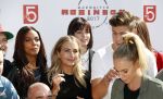 Eiland van Maurik 4 september 2017
Groepsfoto met Nicolette Kluijver en Dennis Weening met Marieke Elsinga, Anouk Hoogendijk, Roeland Fernhout, Niels Gomperts, Carolina Dijkhuizen, Henk Poort, Joelle Witschge, Richard Witschge, Shelly Sterk, Soundos El Ahmadi, Danny Froger, Kaj Gorgels, Nicole Buch en Brace. tijdens de persviewing van Expeditie Robinson 2017 op het Eiland van Maurik