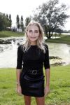 Eiland van Maurik 4 september 2017
Groepsfoto met Nicolette Kluijver en Dennis Weening met Marieke Elsinga, Anouk Hoogendijk, Roeland Fernhout, Niels Gomperts, Carolina Dijkhuizen, Henk Poort, Joelle Witschge, Richard Witschge, Shelly Sterk, Soundos El Ahmadi, Danny Froger, Kaj Gorgels, Nicole Buch en Brace. tijdens de persviewing van Expeditie Robinson 2017 op het Eiland van Maurik