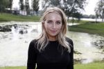 Eiland van Maurik 4 september 2017
Groepsfoto met Nicolette Kluijver en Dennis Weening met Marieke Elsinga, Anouk Hoogendijk, Roeland Fernhout, Niels Gomperts, Carolina Dijkhuizen, Henk Poort, Joelle Witschge, Richard Witschge, Shelly Sterk, Soundos El Ahmadi, Danny Froger, Kaj Gorgels, Nicole Buch en Brace. tijdens de persviewing van Expeditie Robinson 2017 op het Eiland van Maurik