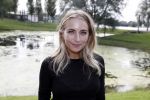 Eiland van Maurik 4 september 2017
Groepsfoto met Nicolette Kluijver en Dennis Weening met Marieke Elsinga, Anouk Hoogendijk, Roeland Fernhout, Niels Gomperts, Carolina Dijkhuizen, Henk Poort, Joelle Witschge, Richard Witschge, Shelly Sterk, Soundos El Ahmadi, Danny Froger, Kaj Gorgels, Nicole Buch en Brace. tijdens de persviewing van Expeditie Robinson 2017 op het Eiland van Maurik