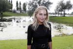 Eiland van Maurik 4 september 2017
Groepsfoto met Nicolette Kluijver en Dennis Weening met Marieke Elsinga, Anouk Hoogendijk, Roeland Fernhout, Niels Gomperts, Carolina Dijkhuizen, Henk Poort, Joelle Witschge, Richard Witschge, Shelly Sterk, Soundos El Ahmadi, Danny Froger, Kaj Gorgels, Nicole Buch en Brace. tijdens de persviewing van Expeditie Robinson 2017 op het Eiland van Maurik