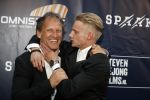 Apeldoorn 2 september 2017
Premiere Spaak in Omnisport . De hoofdrollen worden oa gespeeld door Tim Douwsma Aart Staartjes en Saskia Elise. Steven de Jong is de producent