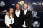 Apeldoorn 2 september 2017
Premiere Spaak in Omnisport . De hoofdrollen worden oa gespeeld door Tim Douwsma Aart Staartjes en Saskia Elise. Steven de Jong is de producent
Steven de Jong en kinderen
