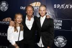 Apeldoorn 2 september 2017
Premiere Spaak in Omnisport . De hoofdrollen worden oa gespeeld door Tim Douwsma Aart Staartjes en Saskia Elise. Steven de Jong is de producent
Steven de Jong en kinderen