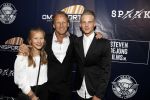Apeldoorn 2 september 2017
Premiere Spaak in Omnisport . De hoofdrollen worden oa gespeeld door Tim Douwsma Aart Staartjes en Saskia Elise. Steven de Jong is de producent
Steven de Jong en kinderen