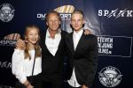 Apeldoorn 2 september 2017
Premiere Spaak in Omnisport . De hoofdrollen worden oa gespeeld door Tim Douwsma Aart Staartjes en Saskia Elise. Steven de Jong is de producent
Steven de Jong en kinderen
