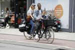 Amsterdam 2 augustus 2017 
Doutzen Kroes en Sunnery James met hun kinderen op de fiets.