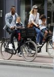Amsterdam 2 augustus 2017 
Doutzen Kroes en Sunnery James met hun kinderen op de fiets.