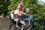 Amsterdam 15 juli 2017  
Susan Smit met haar twee kinderen op de fiets