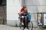 Amsterdam 15 juli 2017  
Susan Smit met haar twee kinderen op de fiets