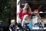 Amsterdam 15 juli 2017  
Susan Smit met haar twee kinderen op de fiets