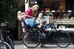 Amsterdam 15 juli 2017  
Susan Smit met haar twee kinderen op de fiets