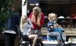 Amsterdam 15 juli 2017  
Susan Smit met haar twee kinderen op de fiets