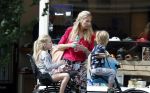 Amsterdam 15 juli 2017  
Susan Smit met haar twee kinderen op de fiets