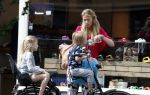 Amsterdam 15 juli 2017  
Susan Smit met haar twee kinderen op de fiets