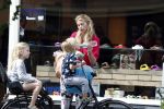Amsterdam 15 juli 2017  
Susan Smit met haar twee kinderen op de fiets