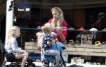 Amsterdam 15 juli 2017  
Susan Smit met haar twee kinderen op de fiets