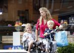 Amsterdam 15 juli 2017  
Susan Smit met haar twee kinderen op de fiets