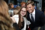 Apeldoorn 2 september 2017
Premiere Spaak in Omnisport . De hoofdrollen worden oa gespeeld door Tim Douwsma Aart Staartjes en Saskia Elise. Steven de Jong is de producent