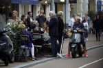 Amsterdam 1 september 2017 
Jan en Monique des Bouvrie met hun kinderen Bo en Jan jr op de pc hooftstraat.
Carolien Tensen en de weduwe van Joop Braakhekke Wim Nijkamp staan te kletsen.