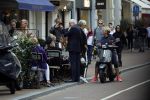Amsterdam 1 september 2017 
Jan en Monique des Bouvrie met hun kinderen Bo en Jan jr op de pc hooftstraat.
Carolien Tensen en de weduwe van Joop Braakhekke Wim Nijkamp staan te kletsen.
