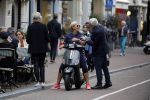 Amsterdam 1 september 2017 
Jan en Monique des Bouvrie met hun kinderen Bo en Jan jr op de pc hooftstraat.
Carolien Tensen en de weduwe van Joop Braakhekke Wim Nijkamp staan te kletsen.