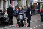 Amsterdam 1 september 2017 
Jan en Monique des Bouvrie met hun kinderen Bo en Jan jr op de pc hooftstraat.
Carolien Tensen en de weduwe van Joop Braakhekke Wim Nijkamp staan te kletsen.