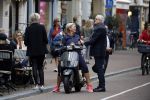 Amsterdam 1 september 2017 
Jan en Monique des Bouvrie met hun kinderen Bo en Jan jr op de pc hooftstraat.
Carolien Tensen en de weduwe van Joop Braakhekke Wim Nijkamp staan te kletsen.