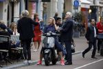 Amsterdam 1 september 2017 
Jan en Monique des Bouvrie met hun kinderen Bo en Jan jr op de pc hooftstraat.
Carolien Tensen en de weduwe van Joop Braakhekke Wim Nijkamp staan te kletsen.