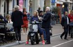 Amsterdam 1 september 2017 
Jan en Monique des Bouvrie met hun kinderen Bo en Jan jr op de pc hooftstraat.
Carolien Tensen en de weduwe van Joop Braakhekke Wim Nijkamp staan te kletsen.