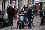 Amsterdam 1 september 2017 
Jan en Monique des Bouvrie met hun kinderen Bo en Jan jr op de pc hooftstraat.
Carolien Tensen en de weduwe van Joop Braakhekke Wim Nijkamp staan te kletsen.