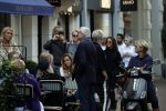 Amsterdam 1 september 2017 
Jan en Monique des Bouvrie met hun kinderen Bo en Jan jr op de pc hooftstraat.
Carolien Tensen en de weduwe van Joop Braakhekke Wim Nijkamp staan te kletsen.