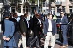 Amsterdam 29 september 2018
Barrack Obama verlaat het amstel hotel . Hij had ongeveer 10 man beveiliging bij zich.