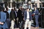 Amsterdam 29 september 2018
Barrack Obama verlaat het amstel hotel . Hij had ongeveer 10 man beveiliging bij zich.