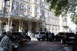 Amsterdam 29 september 2018
Barrack Obama verlaat het amstel hotel . Hij had ongeveer 10 man beveiliging bij zich.
