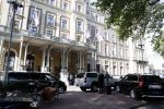 Amsterdam 29 september 2018
Barrack Obama verlaat het amstel hotel . Hij had ongeveer 10 man beveiliging bij zich.