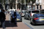 Amsterdam 29 september 2018
Barrack Obama verlaat het amstel hotel . Hij had ongeveer 10 man beveiliging bij zich.