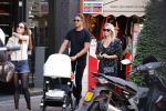 Amsterdam 1 september 2018
Chantal Janzen en haar man Marco wandelend met zoontj op pc hooftstraat. Chantal Gaat met fan op de foto.
