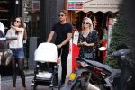 Amsterdam 1 september 2018
Chantal Janzen en haar man Marco wandelend met zoontj op pc hooftstraat. Chantal Gaat met fan op de foto.