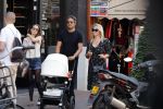 Amsterdam 1 september 2018
Chantal Janzen en haar man Marco wandelend met zoontj op pc hooftstraat. Chantal Gaat met fan op de foto.