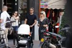 Amsterdam 1 september 2018
Chantal Janzen en haar man Marco wandelend met zoontj op pc hooftstraat. Chantal Gaat met fan op de foto.